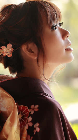 穿著傳統和服、戴著櫻花髮夾的年輕女子在柔和光線中向上凝視。