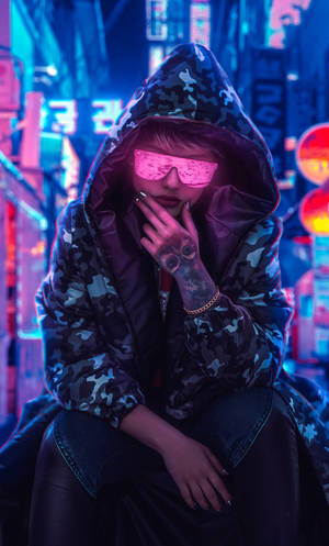 穿著迷彩連帽衫和粉紅色發光太陽眼鏡的人，在霓虹燈照亮的城市小巷中。