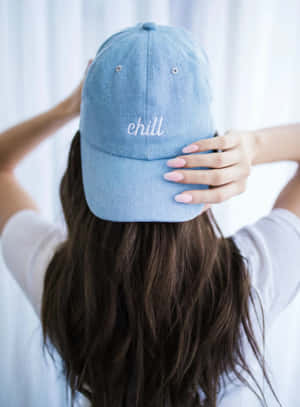 戴著藍色牛仔帽、帽上繡有「chill」字樣的人，從背後看。