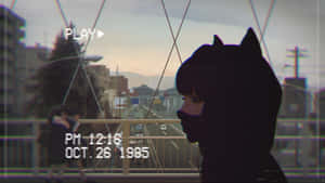 穿著貓咪連帽衫的動漫女孩透過VHS故障濾鏡觀看城市街道。