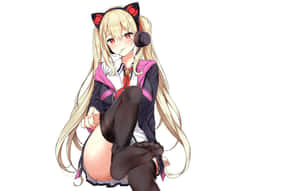 戴著貓耳和耳機的動漫女孩穿著校服盤腿而坐。