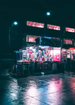 夜晚潮濕的城市街道上，一輛燈光明亮的美食車，帶有霓虹反射。