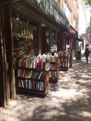 書店外陽光普照的城市行人道上，書車上放滿了書籍。