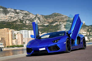 藍色林寶堅尼Aventador車門打開，停在近山和城市的沿海公路上。