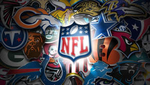 以鮮豔色彩密集排列的NFL球隊標誌和吉祥物集合。