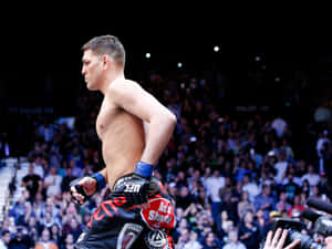 MMA 戰士在活動期間穿過競技場人群