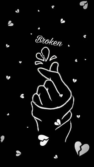 一隻發光的手做出心形手勢，周圍環繞著破碎的心和「broken」一詞。