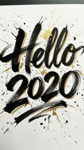 白色背景上帶有潑濺的黑色和金色筆觸文字 hello 2020