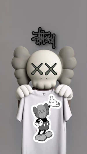KAWS 雕塑手持一件帶有米奇老鼠貼紙的T恤。