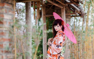 身穿花卉和服的女士在竹亭下撐著粉紅色陽傘。 — 日本 壁紙