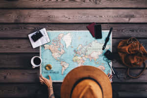 旅行者在木桌上用地圖、護照和相機規劃全球旅行。 — 旅行 壁紙