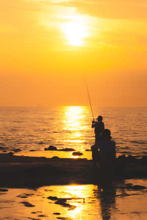 兩人在日落時釣魚，水面泛起金色倒影。