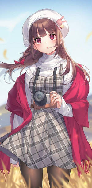 穿著格子裙和紅色斗篷的動漫女孩在金色田野中拿著相機。