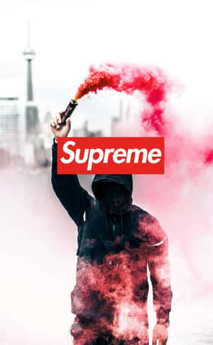 穿連帽衫的人手持紅色信號火炬，城市背景上帶有Supreme標誌。