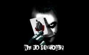 小丑手持沾血小丑牌，牌上有「Why so serious?」字樣 — 小丑 壁紙