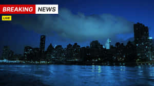 夜晚城市天際線，燈光倒映在水面上，帶有突發新聞覆蓋層。