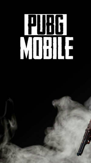 PUBG Mobile 遊戲標誌，黑色背景上有煙霧和手槍。