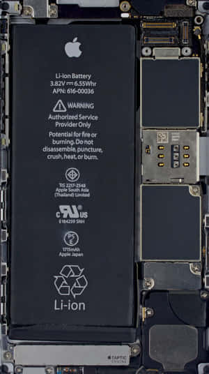 iPhone 內部，顯示電池和電路