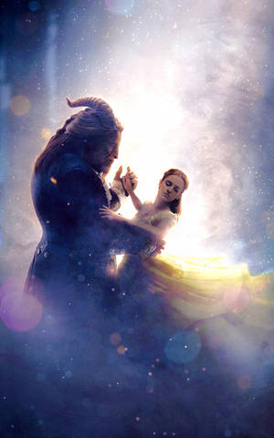 一隻野獸和一位公主在一個魔法發光森林中，在閃爍的燈光下跳舞。 — Galaxy Tab S9 壁紙
