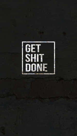 裂開混凝土牆上的勵志文字 get shit done