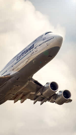 漢莎航空空中巴士A380在陰天中飛行