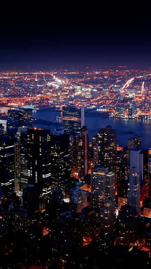 夜晚紐約市嘅航拍景色，有發光嘅建築物同橋樑。 — 紐約市 壁紙