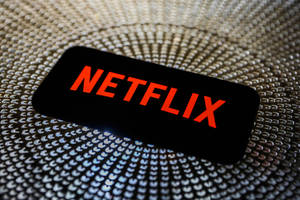 智能手機在紋理金屬背景上顯示Netflix標誌 — Netflix GIF 壁紙
