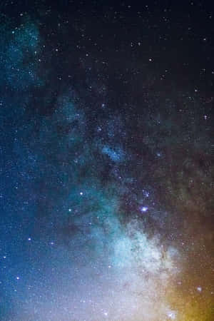 充滿活力的宇宙場景，以藍色和金色調呈現銀河系、星星和星雲。 — 星星 壁紙