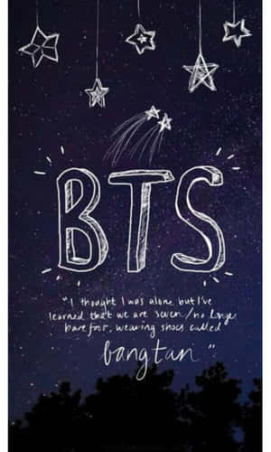 BTS標誌搭配吊掛星星及語錄，星空夜空下襯以樹木剪影。 — Galaxy Tab A11 壁紙