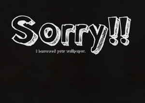 黑色背景上白色手寫道歉文字寫著「Sorry!! I barrowed your wallpaper。」