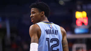 Ja Morant身穿淺藍色12號球衣在籃球比賽中。