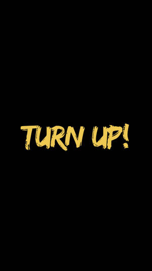 黑色背景上寫著 turn up 的大膽黃色文字