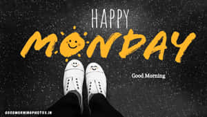 斑點地板上的白色笑臉運動鞋，附有 'Happy Monday' 文字。 — 低飽和度 壁紙