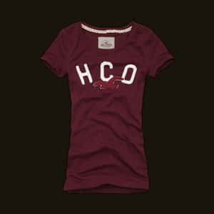 栗色Hollister T恤，帶有白色HCO標誌和紅色鳥圖案。