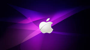 閃亮的Apple標誌位於發光的紫色抽象背景中央。