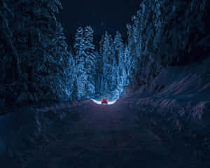 紅色汽車在積雪森林道路上，星空下 — 深藍色美學 壁紙