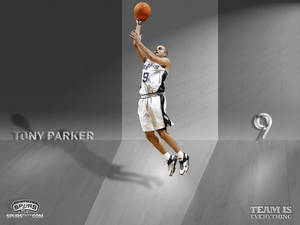 籃球運動員Tony Parker在半空中於灰色球場上投籃。 — 銀色 壁紙