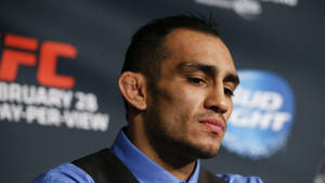 UFC新聞發布會上穿著藍色襯衫和黑色背心的MMA拳手。