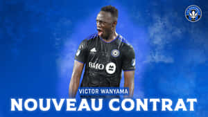 身穿黑色球衣的足球運動員Victor Wanyama呼喊，帶有'Nouveau Contrat'文字。 — 足球 壁紙