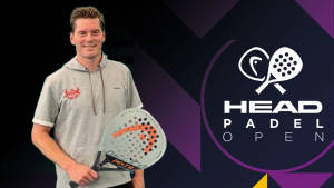 男子在Head Padel Open活動中拿著匹克球拍，背景為紫色。 — 網球 壁紙