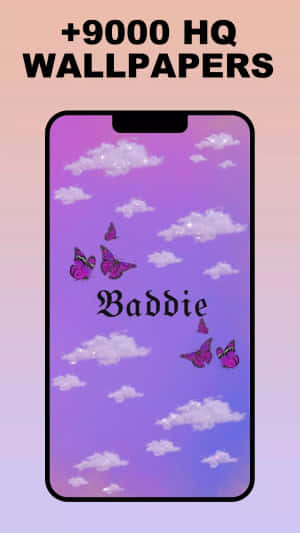 手機屏幕顯示紫色天空、雲朵和圍繞「Baddie」一詞的粉紅色蝴蝶。