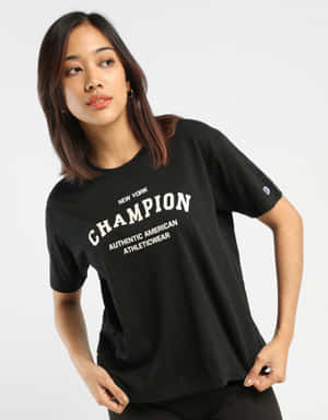 身穿黑色Champion T恤的女性在攝影棚擺姿勢 — 冠軍 壁紙