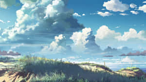明亮藍天下，草丘上蓬鬆白雲與遠方海洋。 — 放鬆 壁紙