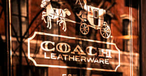Coach皮革製品店招牌，玻璃窗上蝕刻著馬和馬車，在黃昏時分。