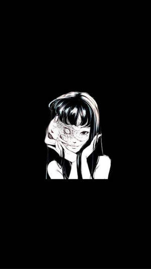 動漫女孩半張臉被裂開的面具遮蓋在黑色背景上
