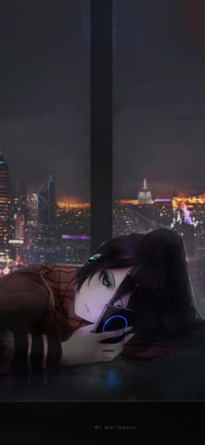 動漫女孩在窗邊看手機，眺望夜晚的城市燈光。