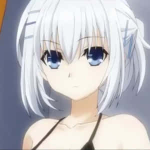 銀髮藍眼動漫女孩，黑色上衣。