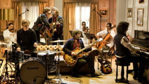 一個樂隊在復古房間中演奏音樂，配有樂器和皮革沙發。