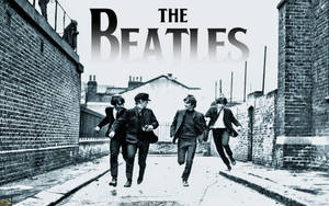 四位身穿西裝的男子在一條狹窄的小巷中奔跑，上方有「THE BEATLES」文字。