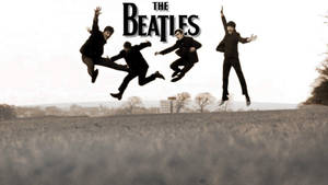四個身穿黑色西裝的男人在草地上跳躍，上方有「The Beatles」字樣。